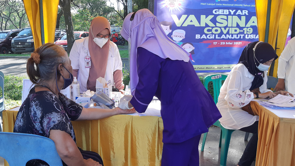 pemeriksaan Vaksinasi Lansia di Waterpark CitraIndah City Jonggol