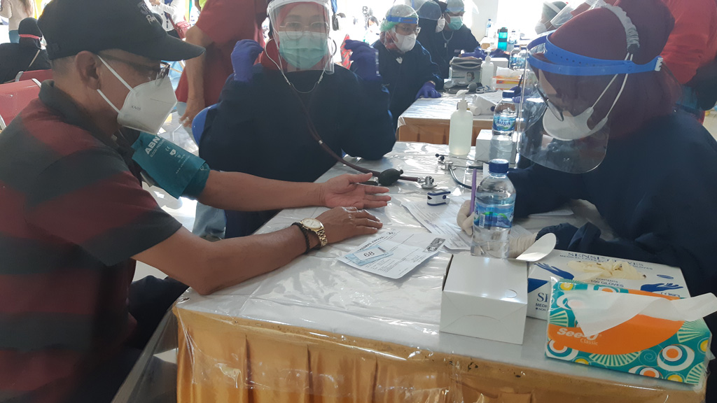 cek tensi Vaksinasi Lansia di Waterpark CitraIndah City Jonggol