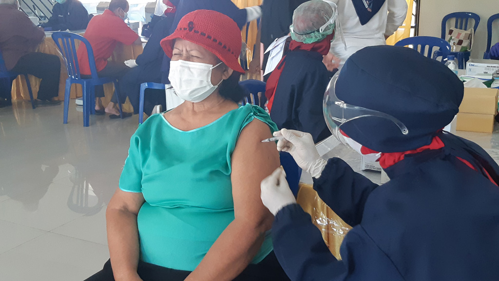 Vaksinasi Lansia di Waterpark CitraIndah City Jonggol