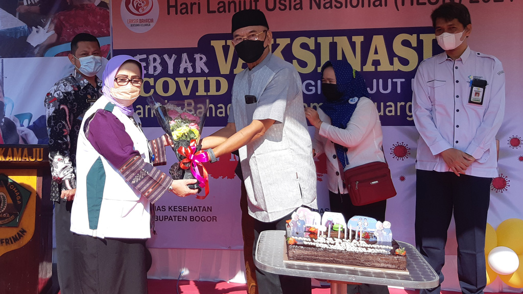 penyerahan buket kepada lansia di CitraIndah City Jonggol