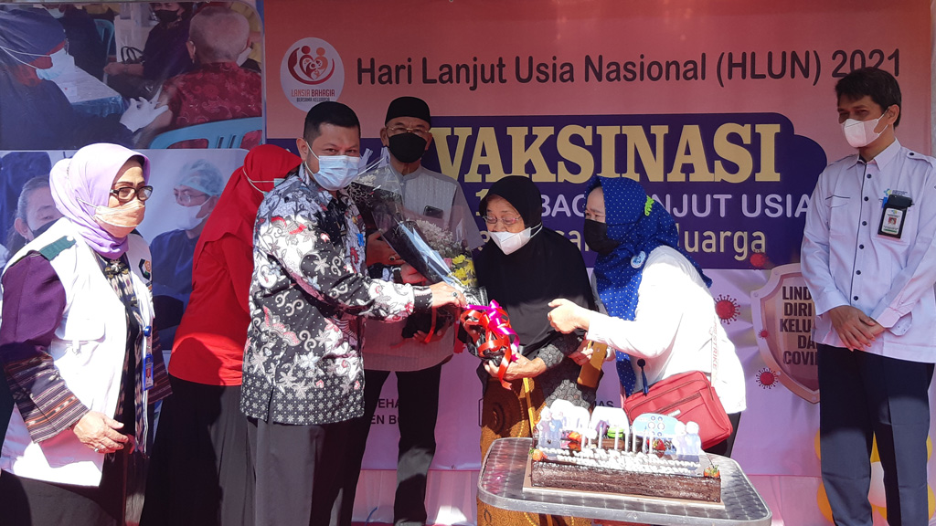 penyerahan buket kepada lansia di CitraIndah City Jonggol